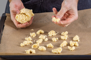 Streusel auf Blech verteilen