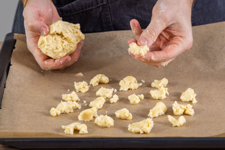 Streusel auf Blech verteilen