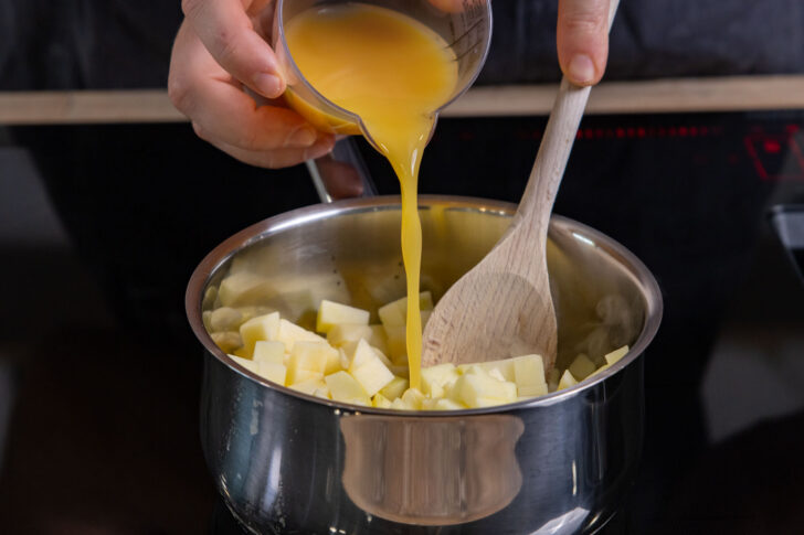 Orangensaft zu Äpfeln geben