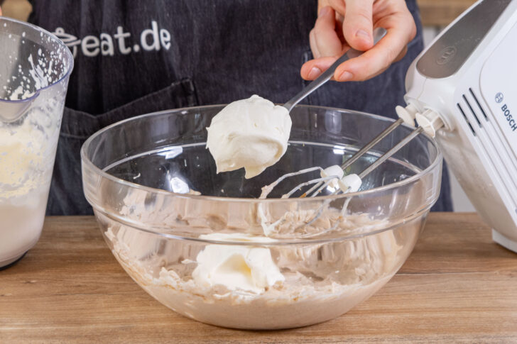 Schlagsahne zum Quark rühren