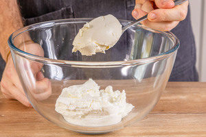Sahne und Mascarpone verrühren
