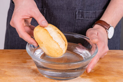 Altbackenes Brötchen einweichen