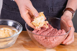 Brötchen zum Hackfleisch geben