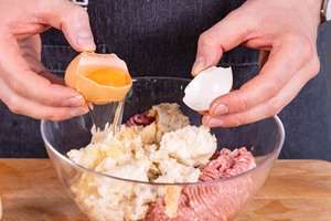 Eier dazuschlagen
