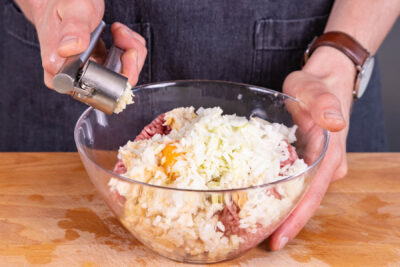 Knoblauch dazu pressen