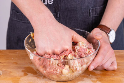 Hackfleisch vermengen