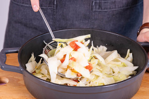 Weißkohl in Bräter geben
