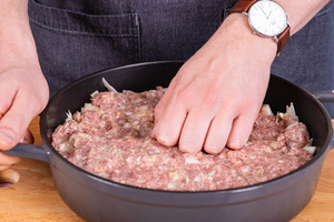 Hackfleisch auf Weißkohl verteilen