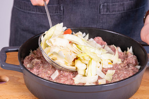 Weißkohl auf Hackfleisch verteilen