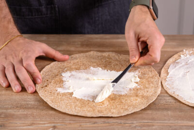 Tortillas mit Meerrettich-Frischkäse bestreichen