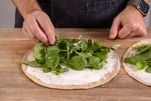 Wraps mit Blattspinat belegen