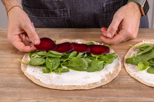 Rote Bete auf Wraps legen