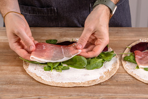 Bresaola-Schinken auf die Wraps legen