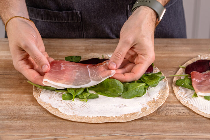 Bresaola-Schinken auf die Wraps legen
