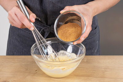 Butter mit Rohrzucker und Zimt mischen