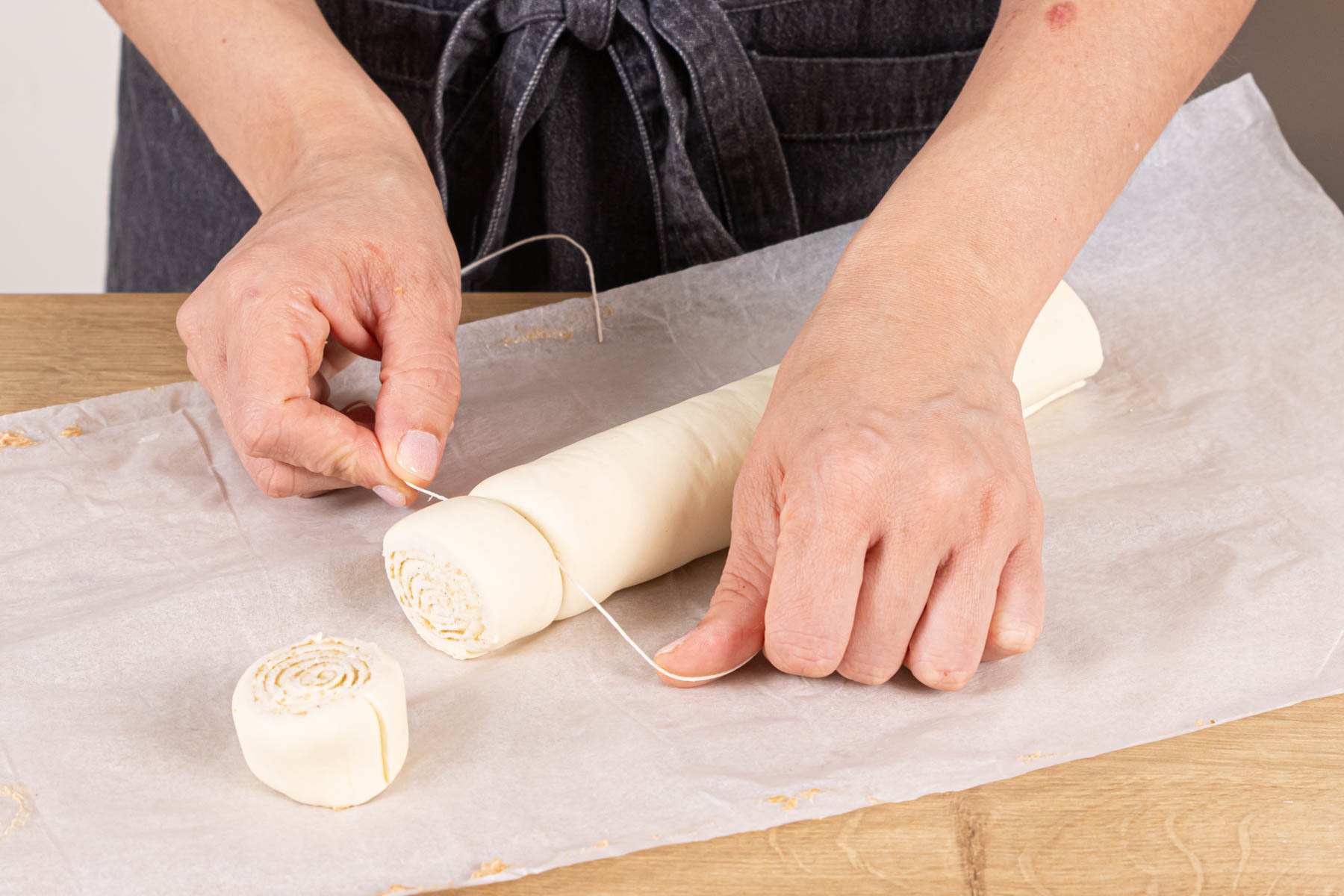 Teigrolle in Schnecken schneiden