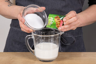 Hefe und Zucker in die Milch geben