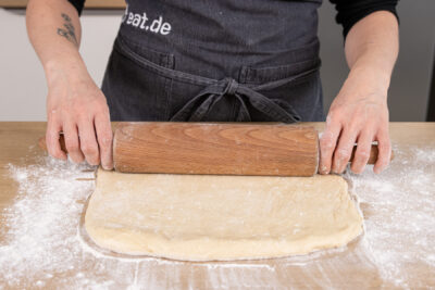 Teig für die Zimtschnecken ausrollen