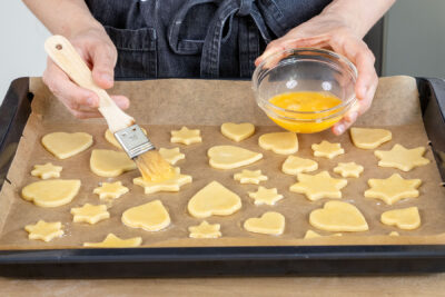 Zuckerfreie Plätzchen mit Ei bestreichen