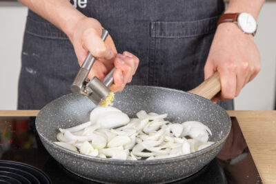 Knoblauch pressen
