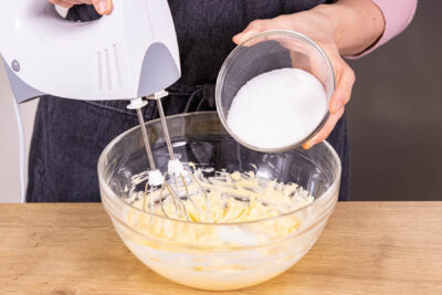 Zucker zu Butter geben