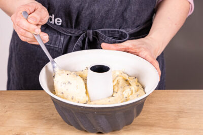 Ameisenkuchen-Teig mit Eierlikör in Gugelhupfform füllen