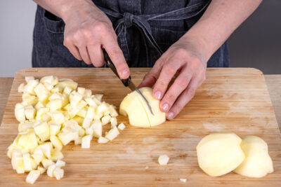 Äpfel in Würfel schneiden