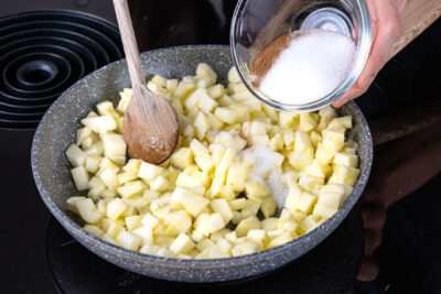 Äpfel mit Zucker und Zimt dünnsten