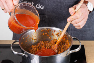 passierte tmaten mit in den Topf geben