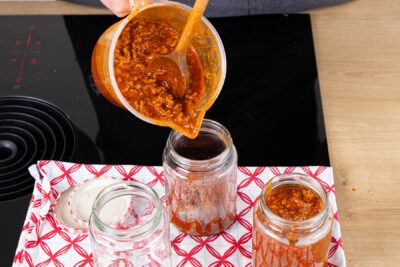 Bolognese-Sauce in die sterilen Gläser füllen