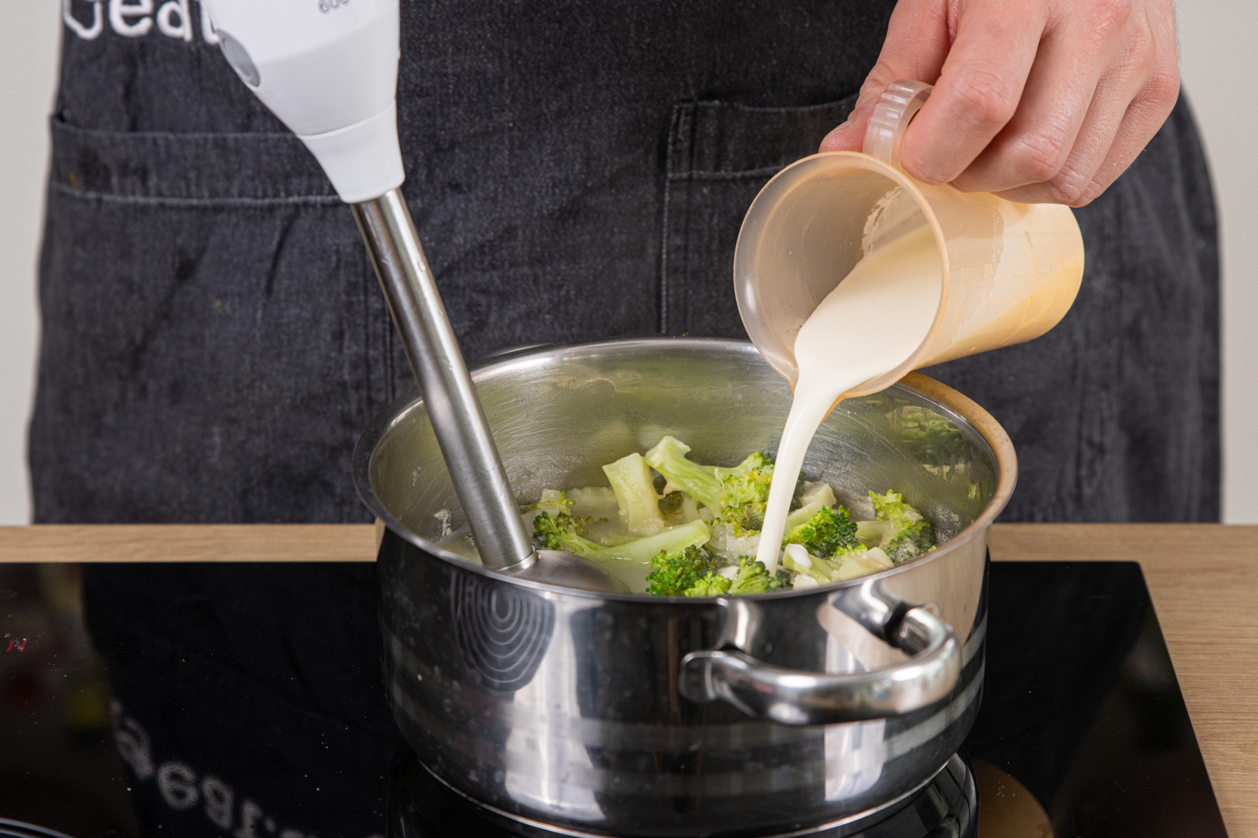 Brokkoli-Creme-Suppe pürieren