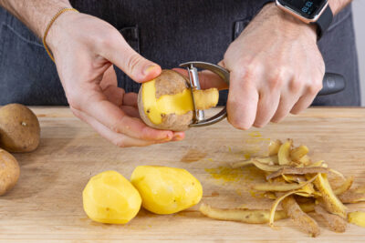 Kartoffeln schälen und würfeln
