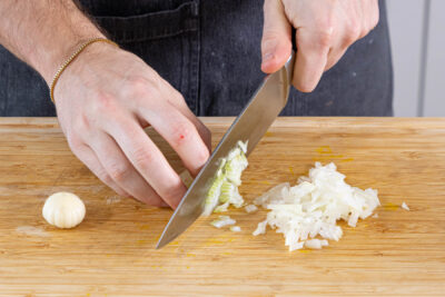 Zwibelen und Knoblauch fein würfeln
