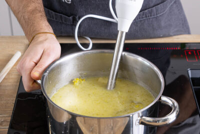 Brokkoli-Kartoffel-Suppe pürieren
