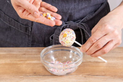 Cake-Pop mit Streusel verzieren