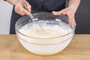 Cremefüllung mit dem Schneebesen verrühren