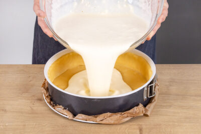 Creme in die Springform auf den Boden gießen
