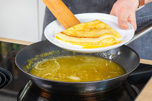 Crêpe Suzette in die Pfanne geben