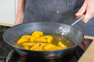 Orangenfilets in die Pfanne geben