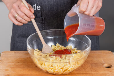 Passierte Tomaten dazugeben