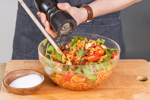 Einfachen italienischen Nudelsalat würzen