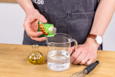Trockenhefe in Wasser geben