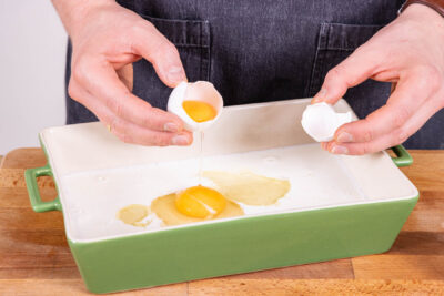 Eier in Auflaufform geben