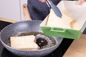 French Toast in die Pfanne legen