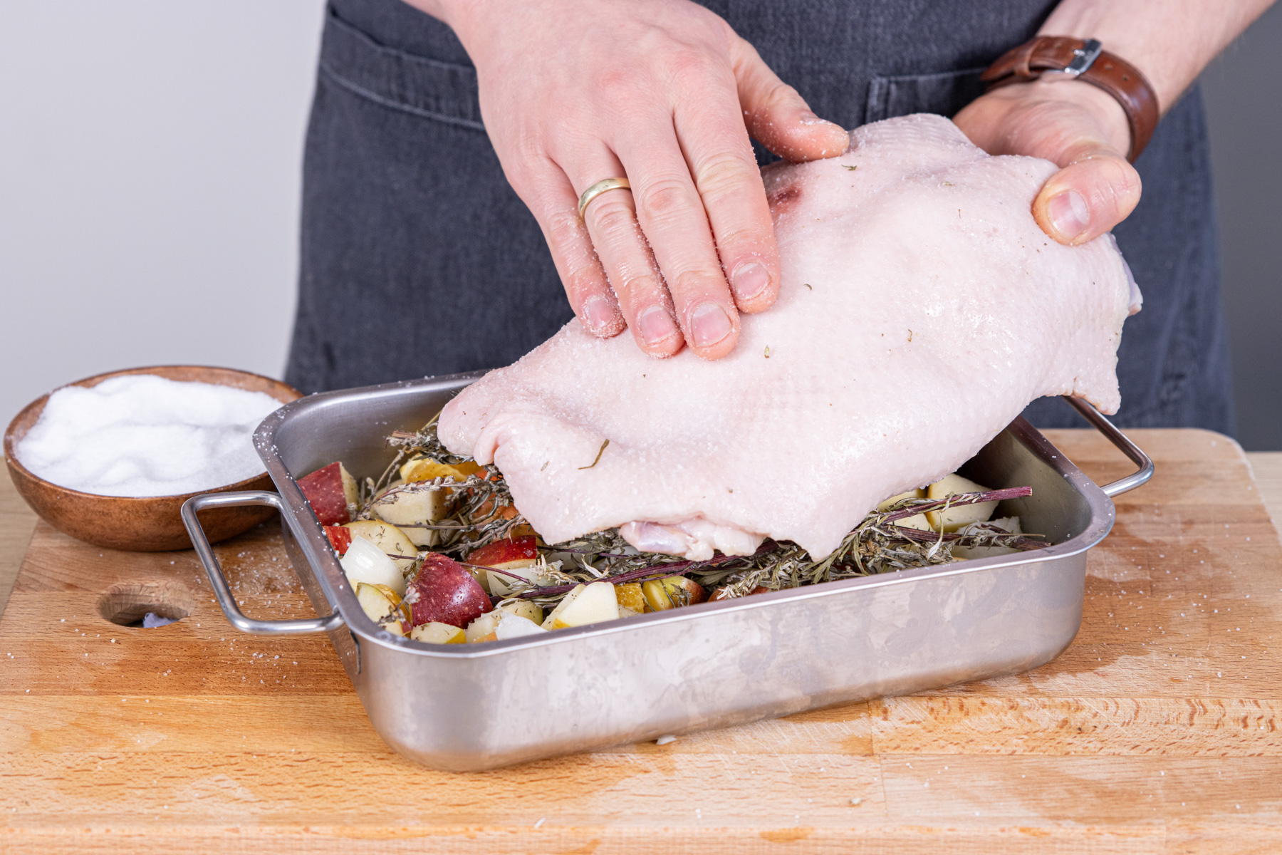 Gänsebrust mit Knochen aus dem Ofen