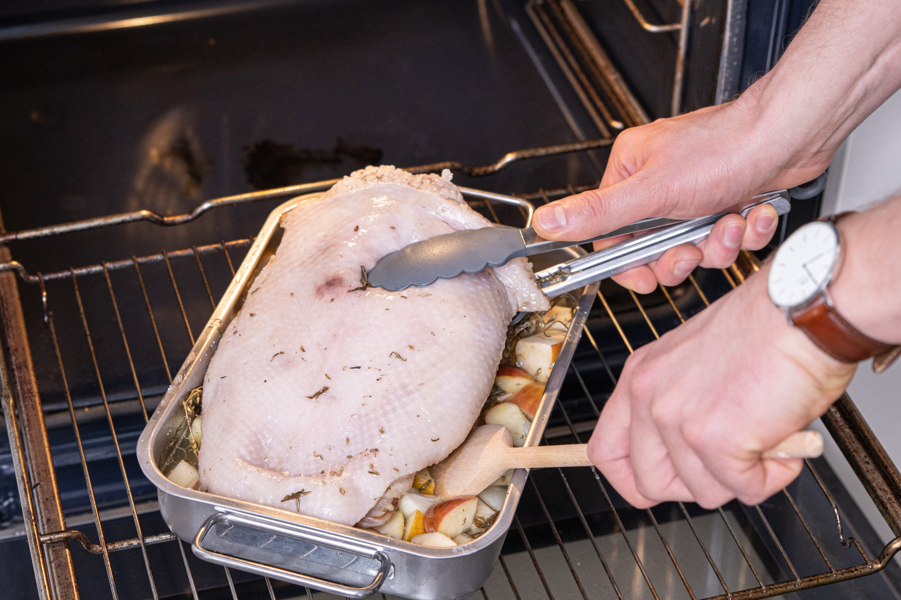 Gänsebrust mit Knochen aus dem Ofen