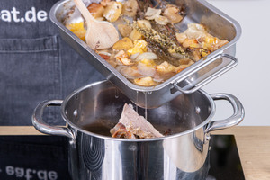 Knochen mit Brühe und Gemüse aufkochen