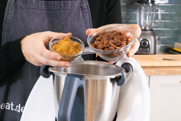 Zucker und Mandeln in den Thermomix geben.