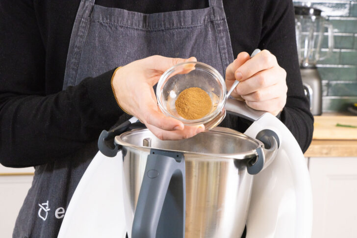 Lebkuchengewürz in den Thermomix geben.