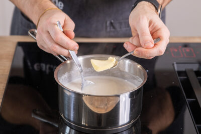 Grießbrei mit Butter verrühren